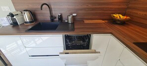 Køleskab, mikrobølgeovn, ovn, kogeplade