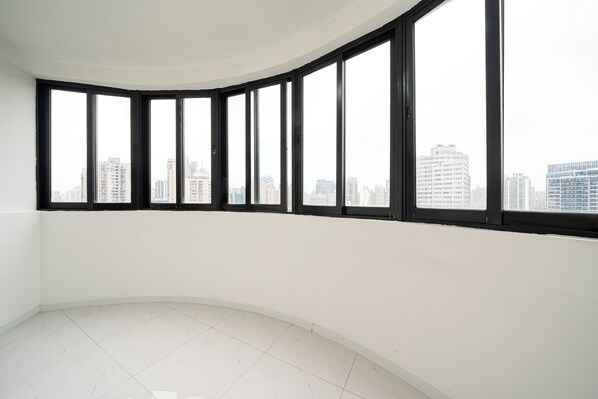 Departamento Confort, 5 habitaciones, para no fumadores, vista a la ciudad | Balcón