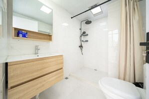 Departamento Confort, 5 habitaciones, para no fumadores, vista a la ciudad | Baño | Amenidades de baño gratuitas, secadora de cabello, toallas, jabón 