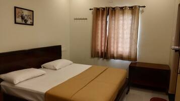 Deluxe Twin Room, Balcony, City View | Desk, laptop workspace, soundproofing, iron/ironing board