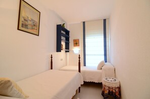 2 bedrooms, iron/ironing board, bed sheets
