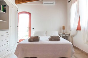 3 bedrooms, iron/ironing board, internet, bed sheets