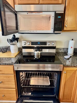 Geladeira, micro-ondas, fogão, cooktop