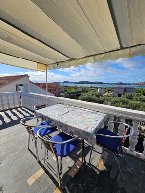 Apartment | Balcony - Spacious Apartment in Tribunj (Tribunj)