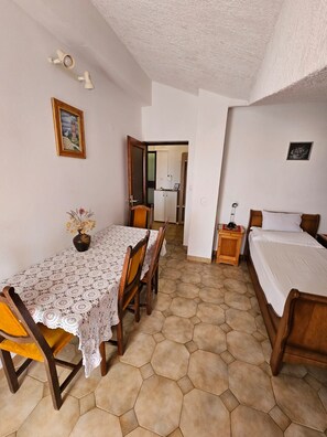Apartment | Dining - Spacious Apartment in Tribunj (Tribunj)