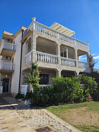 Spacious Apartment in Tribunj