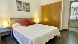 2 habitaciones, tabla de planchar con plancha y ropa de cama 