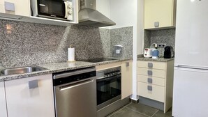 Cafetera y tetera, refrigerador, microondas y horno 