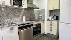 Refrigerador, microondas, horno y lavavajillas 