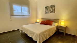 2 bedrooms, iron/ironing board, bed sheets