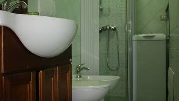 Dusche, Haartrockner, Bidet, HandtĂŒcher