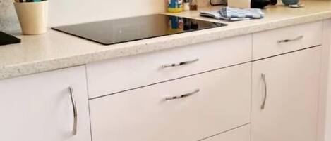 Réfrigérateur, four, plaque de cuisson, lave-vaisselle