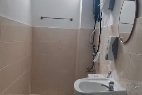 Standaard tweepersoonskamer | Badkamer | Een haardroger, handdoeken, zeep, shampoo