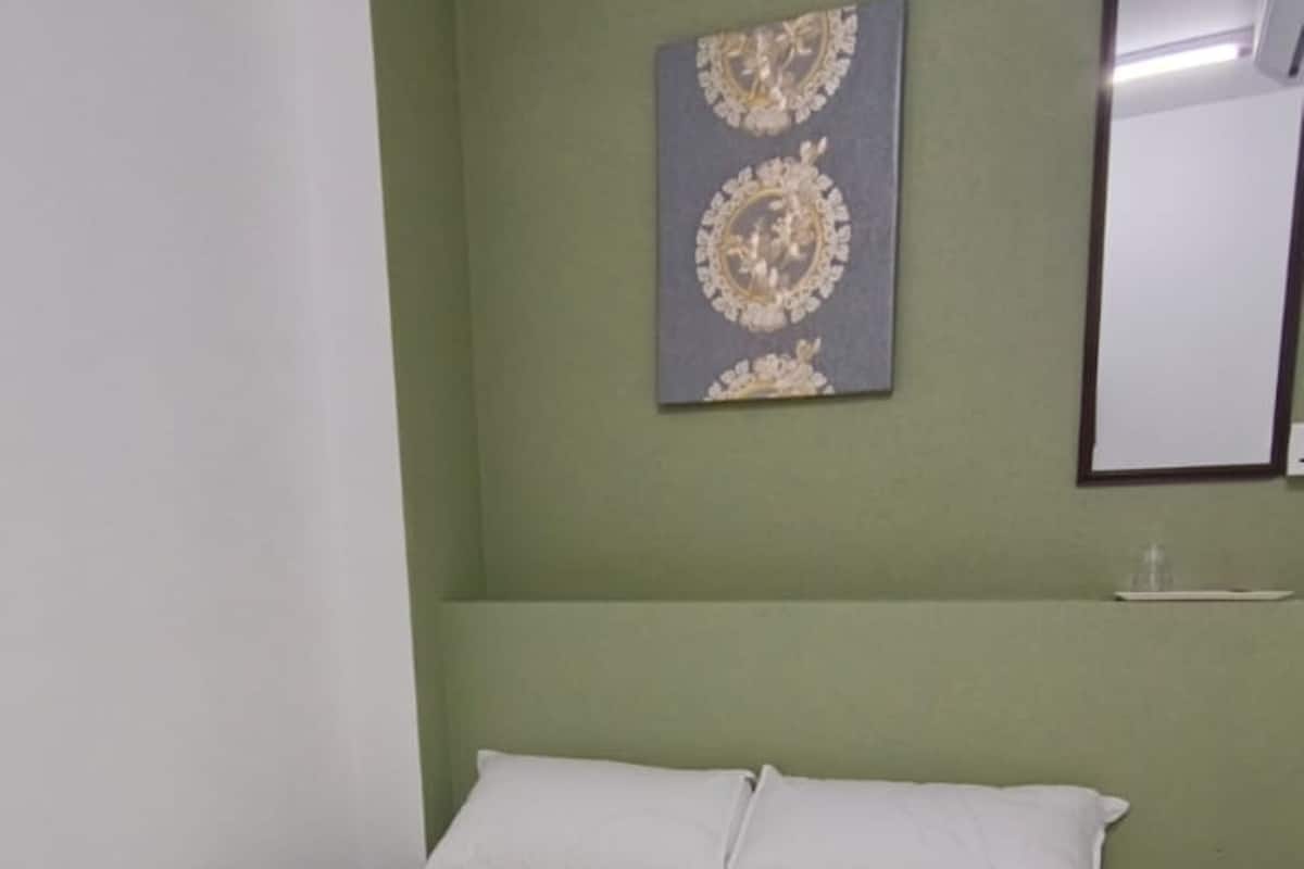 Quarto casal standard | Ferros/tábuas de passar roupa, Wi-Fi de cortesia