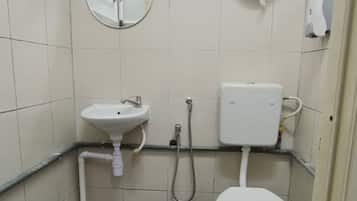 Habitación doble Deluxe | Baño | Secadora de cabello, toallas, jabón, shampoo