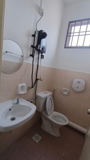 Standard Single Room | Bathroom | Hair dryer, towels, soap, shampoo - Ir inn Hotel (Johor Bahru)