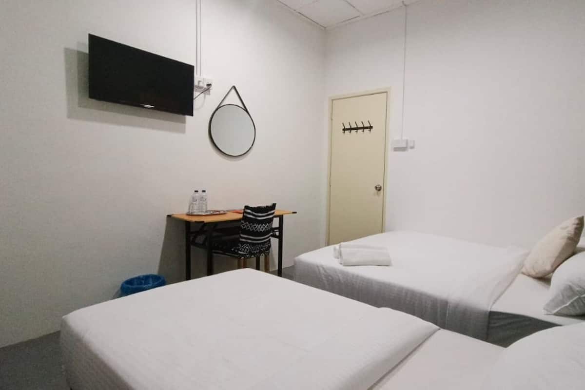 Quarto triplo standard | Ferros/tábuas de passar roupa, Wi-Fi de cortesia