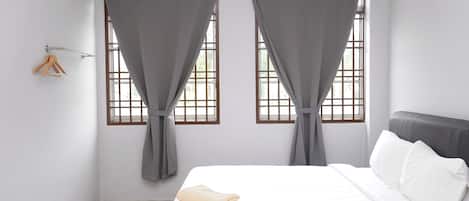 Family Room | Iron/ironing board, free WiFi