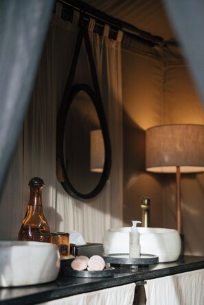 Doccia, asciugamani, sapone, shampoo