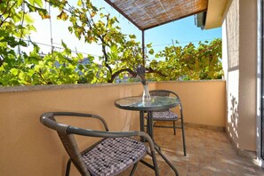 Apartment | Outdoor dining - Spacious Apartment in Murter (Murter-Kornati)