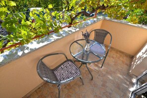 Apartment | Outdoor dining