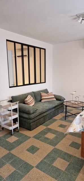 TV, stereo - Newly renovated air-conditioned apartment - only 100 m from the beach. (Portiragnes)