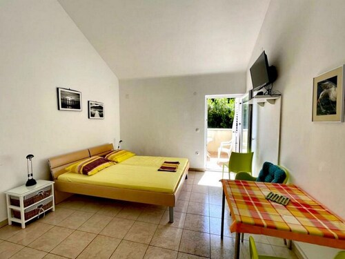Lush Studio Apartment by the Beach