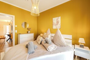 2 Schlafzimmer, Schreibtisch, Bügeleisen/Bügelbrett, Reisekinderbett