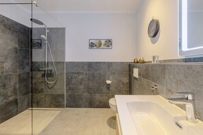 Dusche, Haartrockner, Handtücher