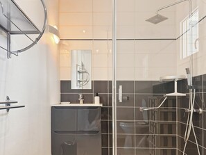 Shower, hair dryer, towels, soap - La Maison Bleue, on the Bay of the Somme, in a peaceful natural setting (Pendé)