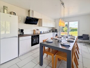 Een microgolfoven, een oven, een kookplaat, een vaatwasser