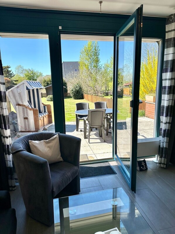 TV, table tennis, stereo