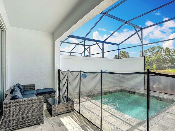 Screened patio with private splash pool and outdoor seating