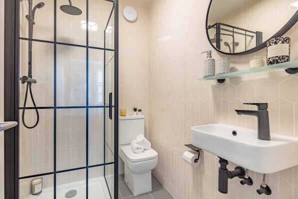 Shower, hair dryer, towels, shampoo