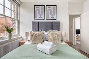 1 habitación, escritorio, tabla de planchar con plancha y cuna de viaje 