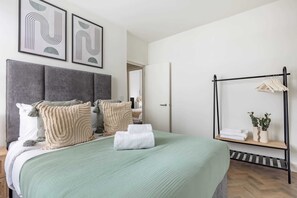 1 chambre, bureau, fer et planche à repasser, lit parapluie