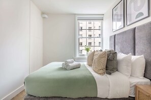 1 chambre, bureau, fer et planche à repasser, lit parapluie