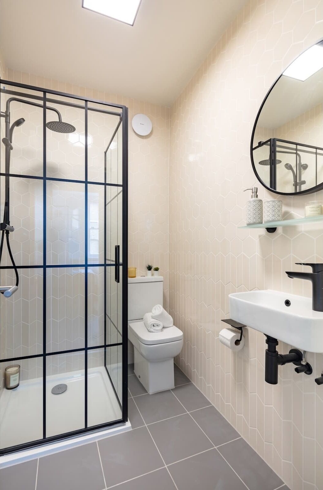 Shower, hair dryer, towels, shampoo