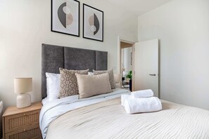 1 habitación, escritorio, tabla de planchar con plancha y cuna de viaje 