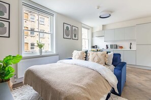 1 slaapkamer, een bureau, een strijkplank/strijkijzer, reisbedje