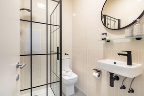 Een douche, een haardroger, handdoeken, zeep