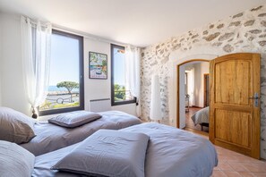 4 bedrooms, iron/ironing board, free WiFi