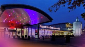 A hotel with a large, illuminated canopy and a sign reading "Resort Barbeque Riviera." - AVALON III (Thannenkirch)