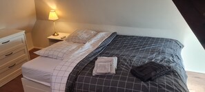 2 bedrooms, iron/ironing board, WiFi, bed sheets - NEW APARTMENT, 85 KM VIEW of the FORÊT NOIRE. PETS ALLOWED. (Thannenkirch)