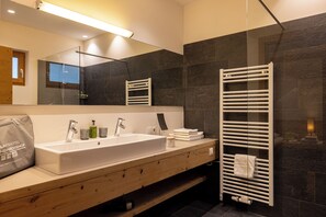 Dusche, Haartrockner, Bidet, Handtücher