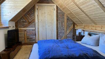 1 bedroom, desk, WiFi, bed sheets