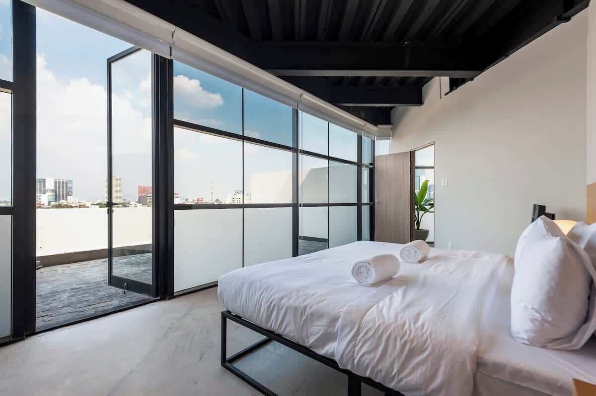 Iron/ironing board, travel crib, WiFi, bed sheets