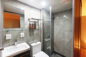 Barraca superior, 1 cama King, de frente para o oceano | Banheiro | Chuveiro, secador de cabelo, toalhas de banho, sabonete