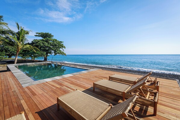 Piscine extérieure, parasols de plage, chaises longues