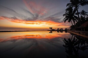 Piscine extérieure, parasols de plage, chaises longues